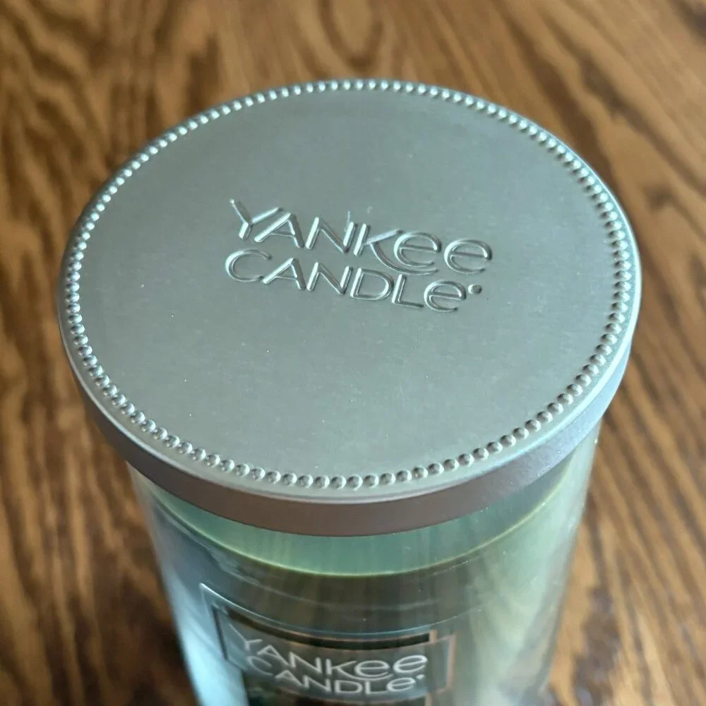 Mistletoe Yankee Candle Medium Tumbler Candle, NWT - Picture 4 of 8